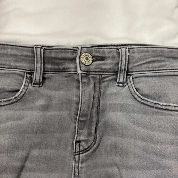 Women’s American Eagle Outfitters Distressed Grey Jegging Jeans. Size 4 short. - Picture 11 of 16